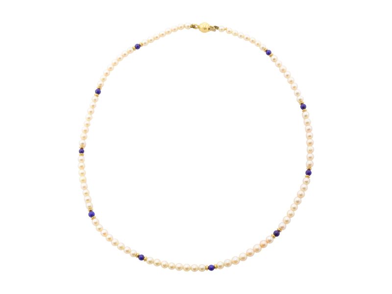 Collana ad un filo in perle bianche coltivate, lapislazzuli e oro giallo 18K, lunghezza cm 42