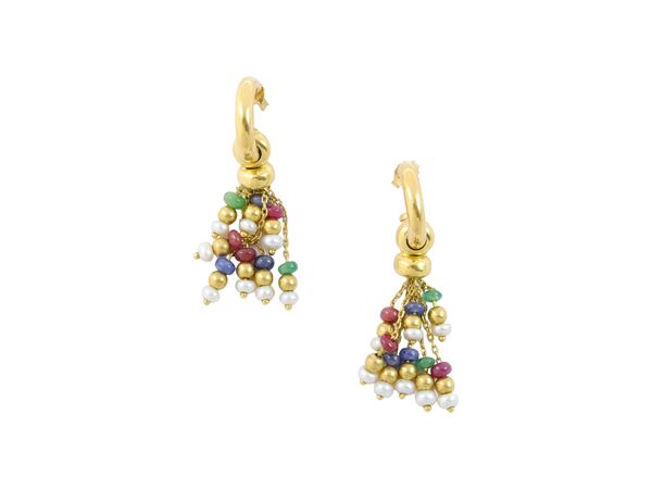 Paio di orecchini in oro giallo 18Kt, piccole perle, smeraldi e zaffiri