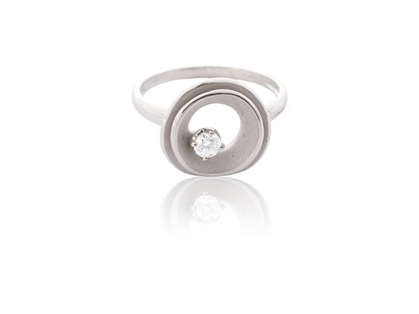 Cammilli, a 18kt white ice gold and diamond ring
