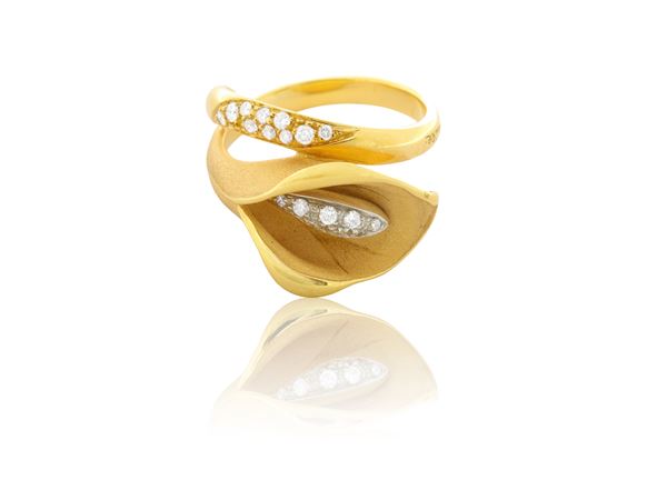 Cammilli, a 18k yellow sunrise gold and diamonds ring