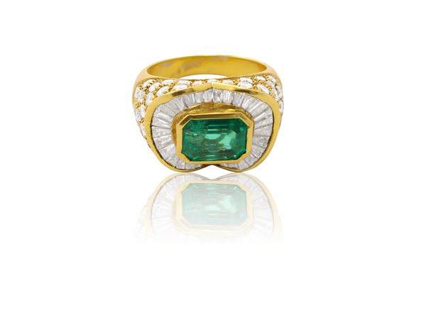 A diamonds and emerald ring in 18K yellow gold