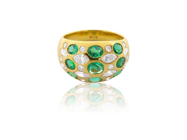 Anello in oro giallo 18Kt, diamanti e smeraldi