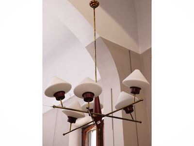 Lampadario anni Cinquanta, ottone e metallo laccato rosso con sei bracci portacandele e bobeche i...