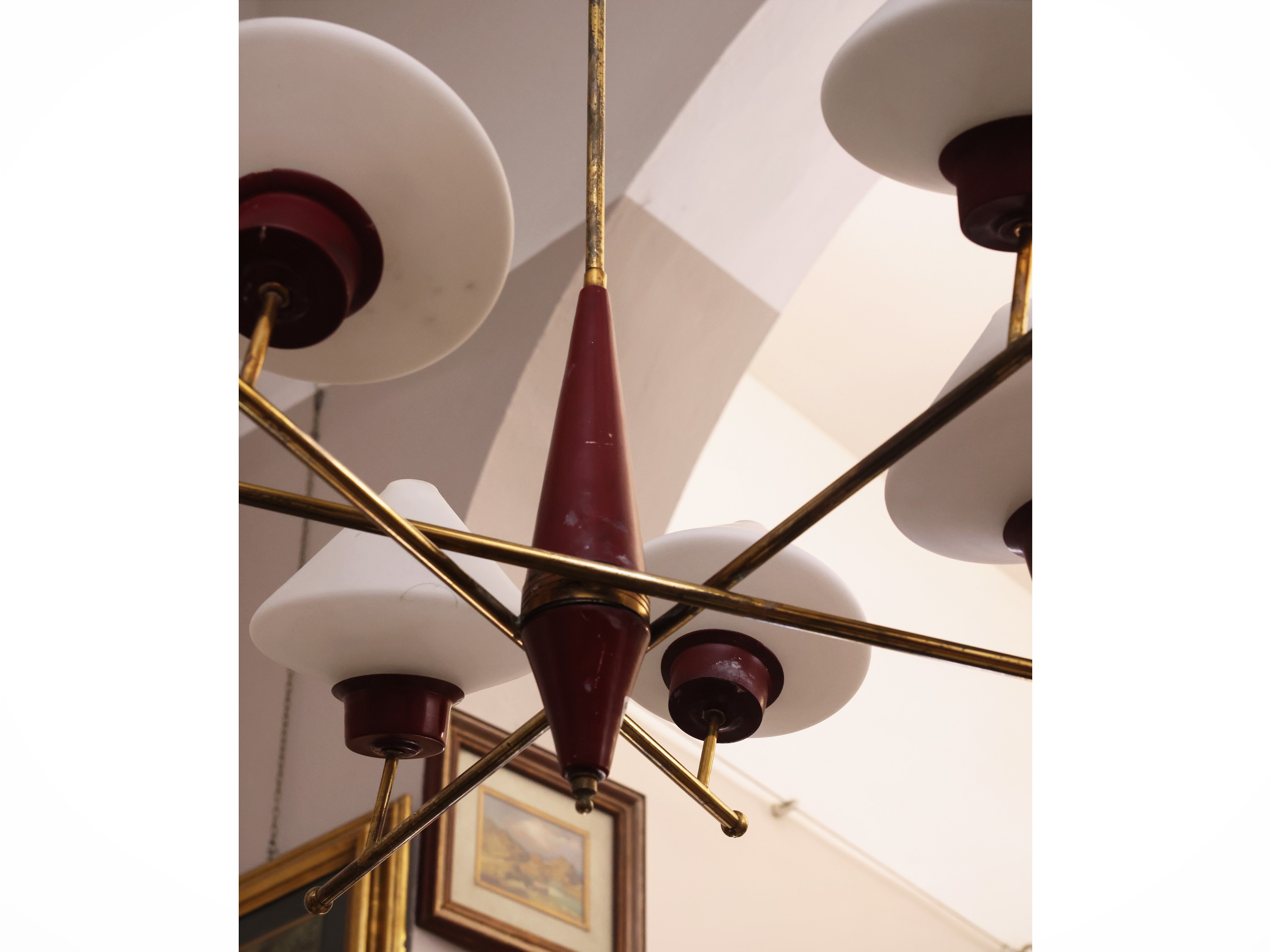Lampadario anni Cinquanta, ottone e metallo laccato rosso con sei bracci portacandele e bobeche i...
