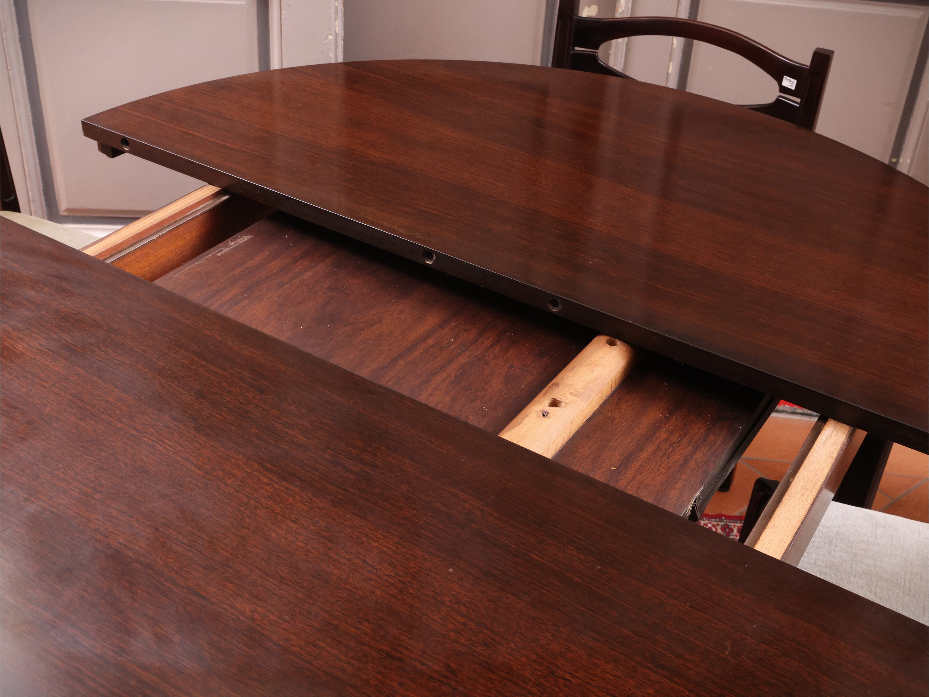 Tavolo da pranzo allungabile impiallacciato in legni esotici, piano e struttura in legno