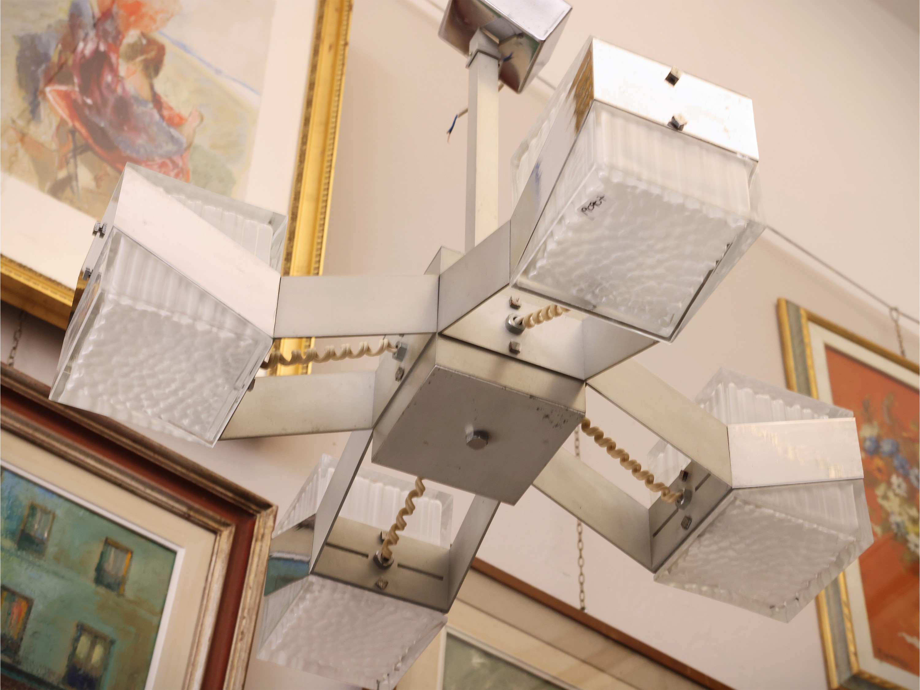 Lampadario cubista, metallo cromato e vetro con quattro bracci portacandele