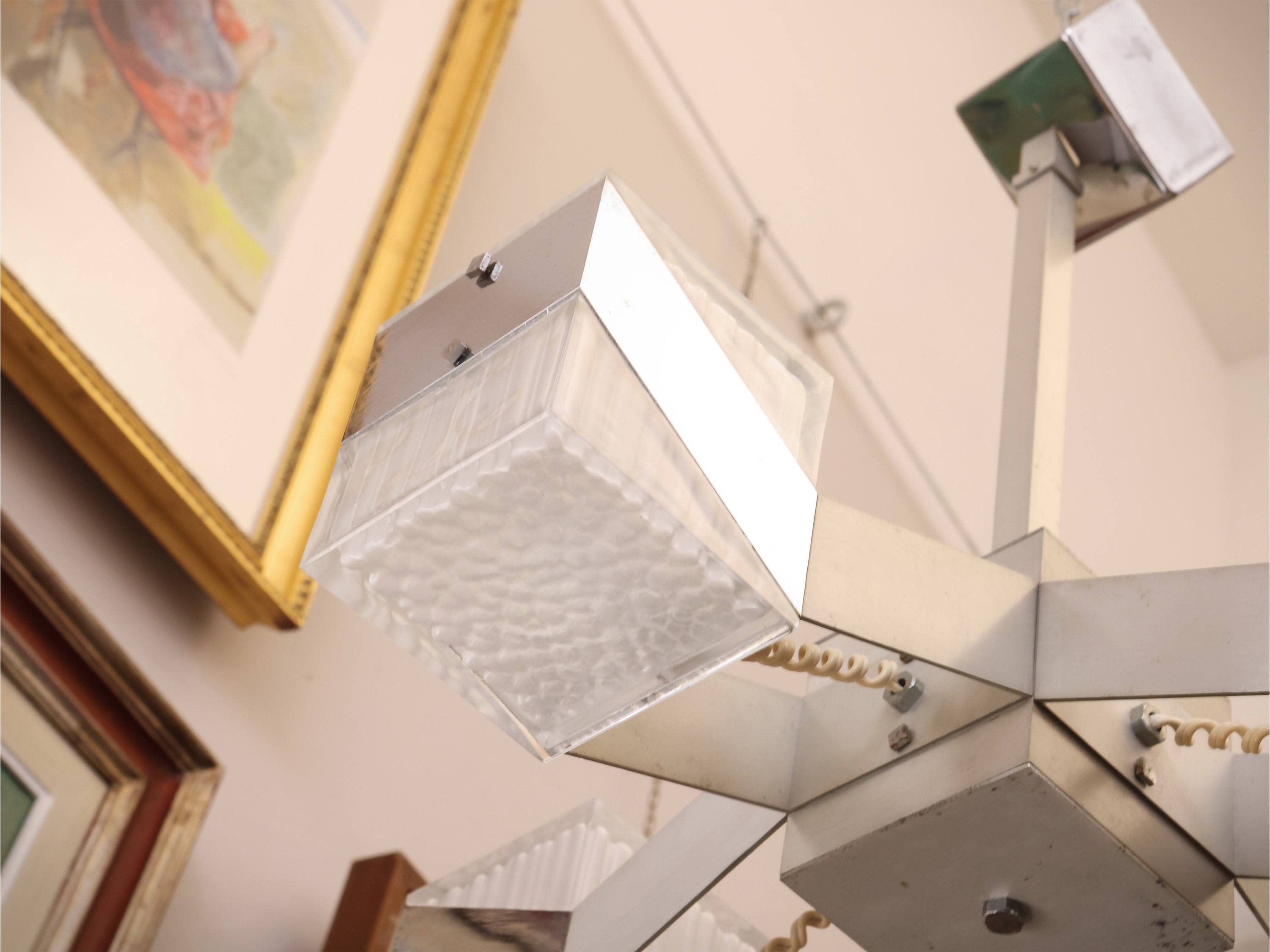 Lampadario cubista, metallo cromato e vetro con quattro bracci portacandele