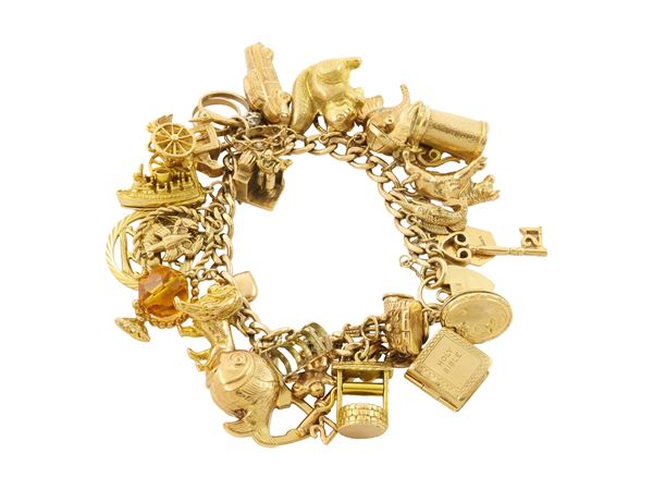 A 9K yellow gold bracelet with charms