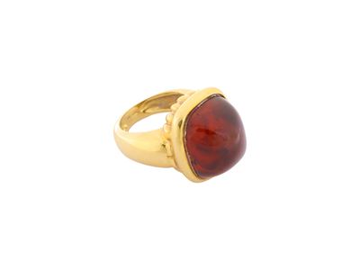 Anello in oro giallo 18 kt con ambra cabochon