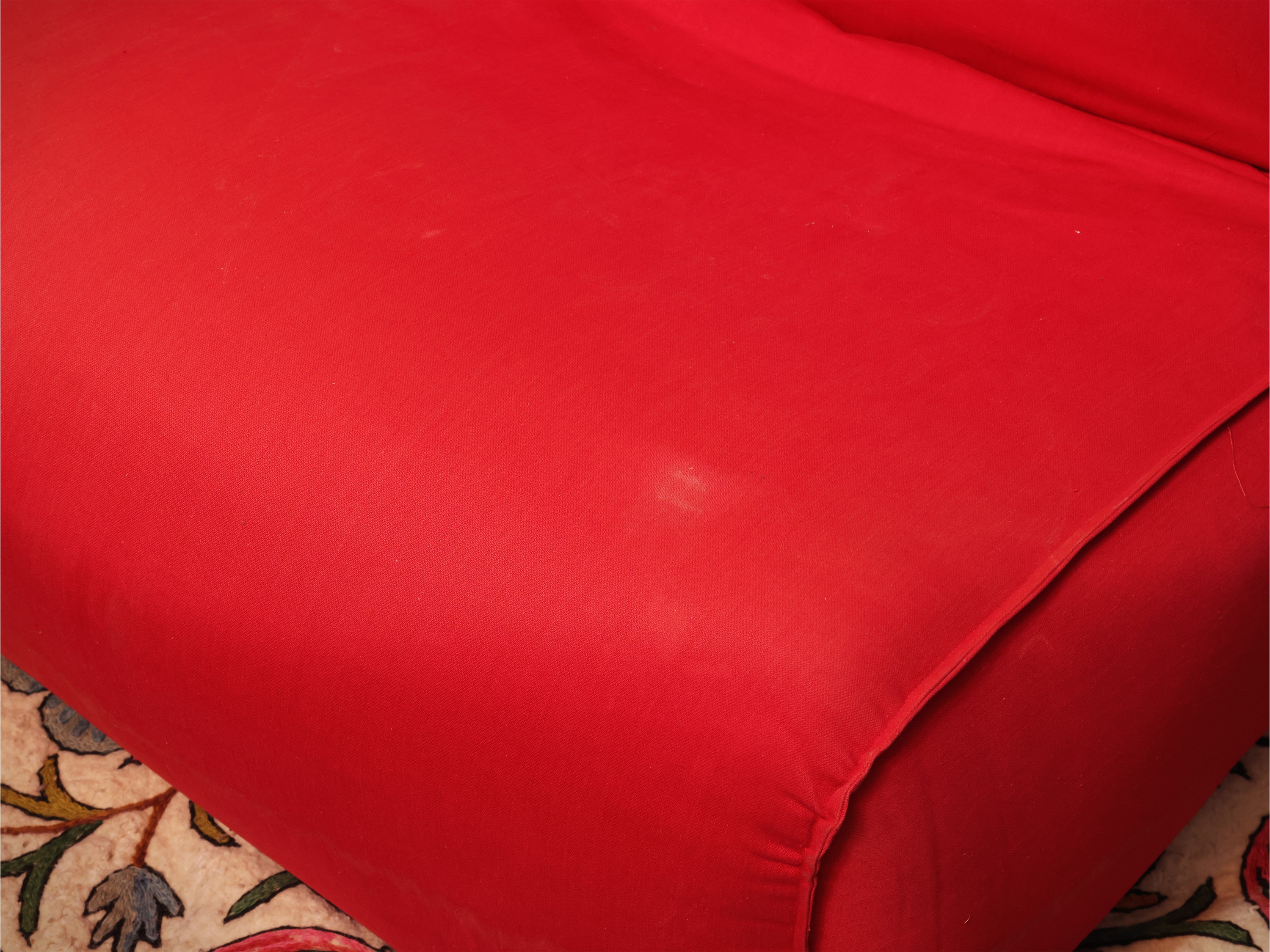 Mario Bellini (attrib.), Poltrona imbottita “Le Bambole” per B&B, rivestimento in tessuto rosso