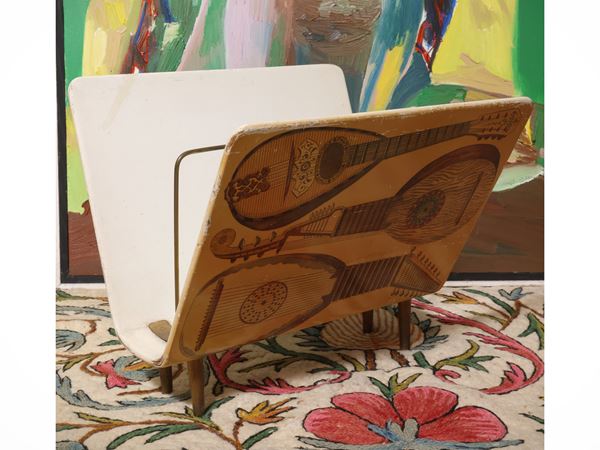 Screen-printed wooden magazine rack