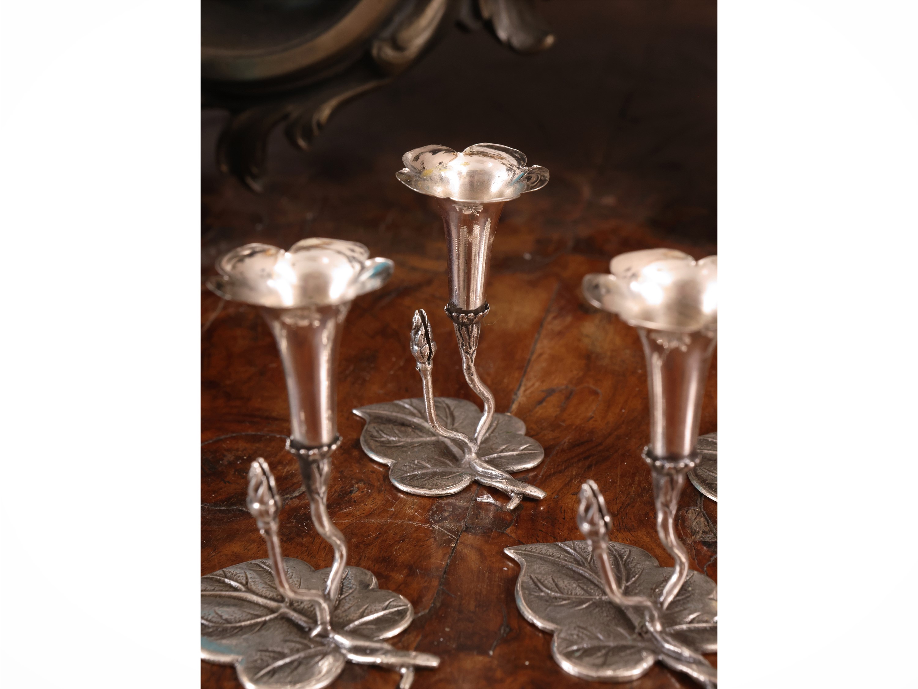 Serie di quattordici segnaposto in argento, modellati a fiori (contenuti in scatola originale)