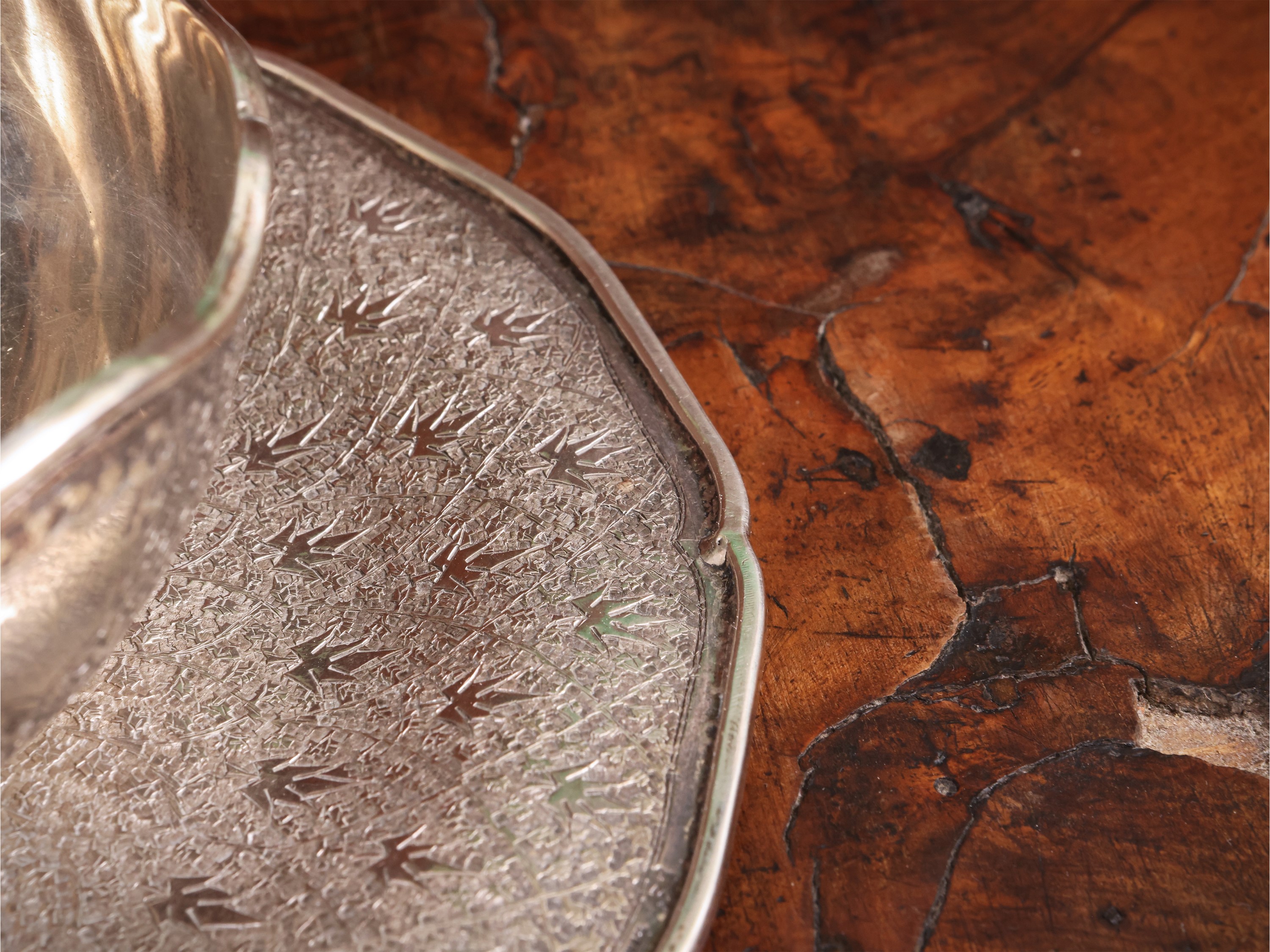 Argento sterling, Svuotatasche con piccola coppa e piattino cesellati a tralci vegetali