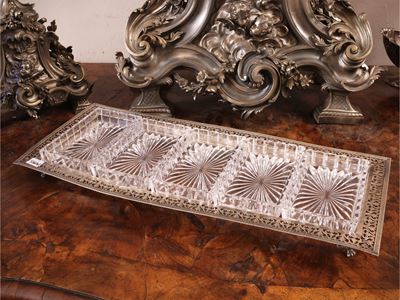 Antipastiera in argento, forma rettangolare con bordo traforato e cinque vaschette in cristallo m...