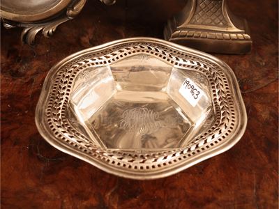 Piccolo cestino in argento sterling, bordo traforato e cesellatura con monogramma