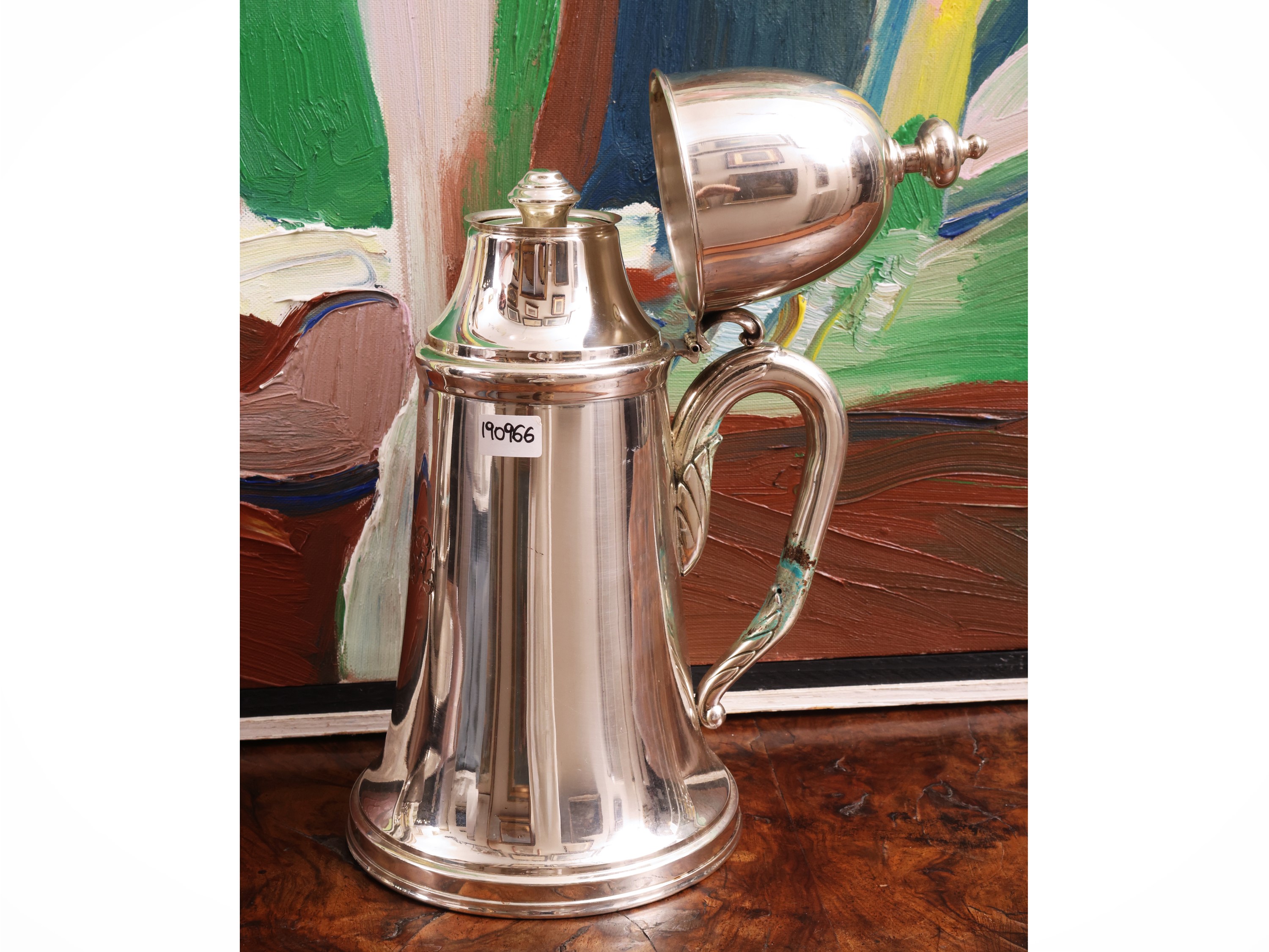 Grande thermos in argento, presa a pinnacolo e monogramma cesellato