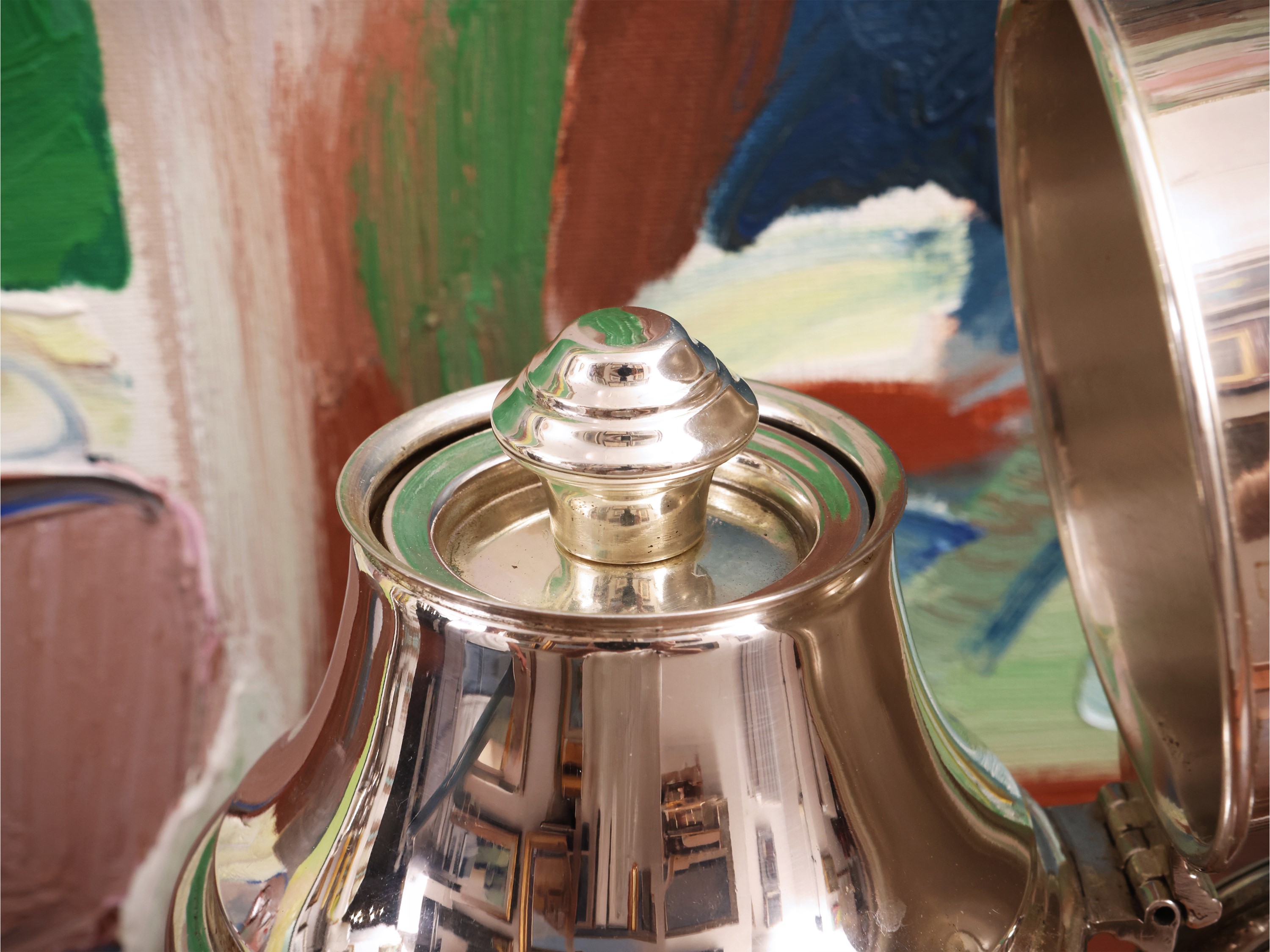 Grande thermos in argento, presa a pinnacolo e monogramma cesellato