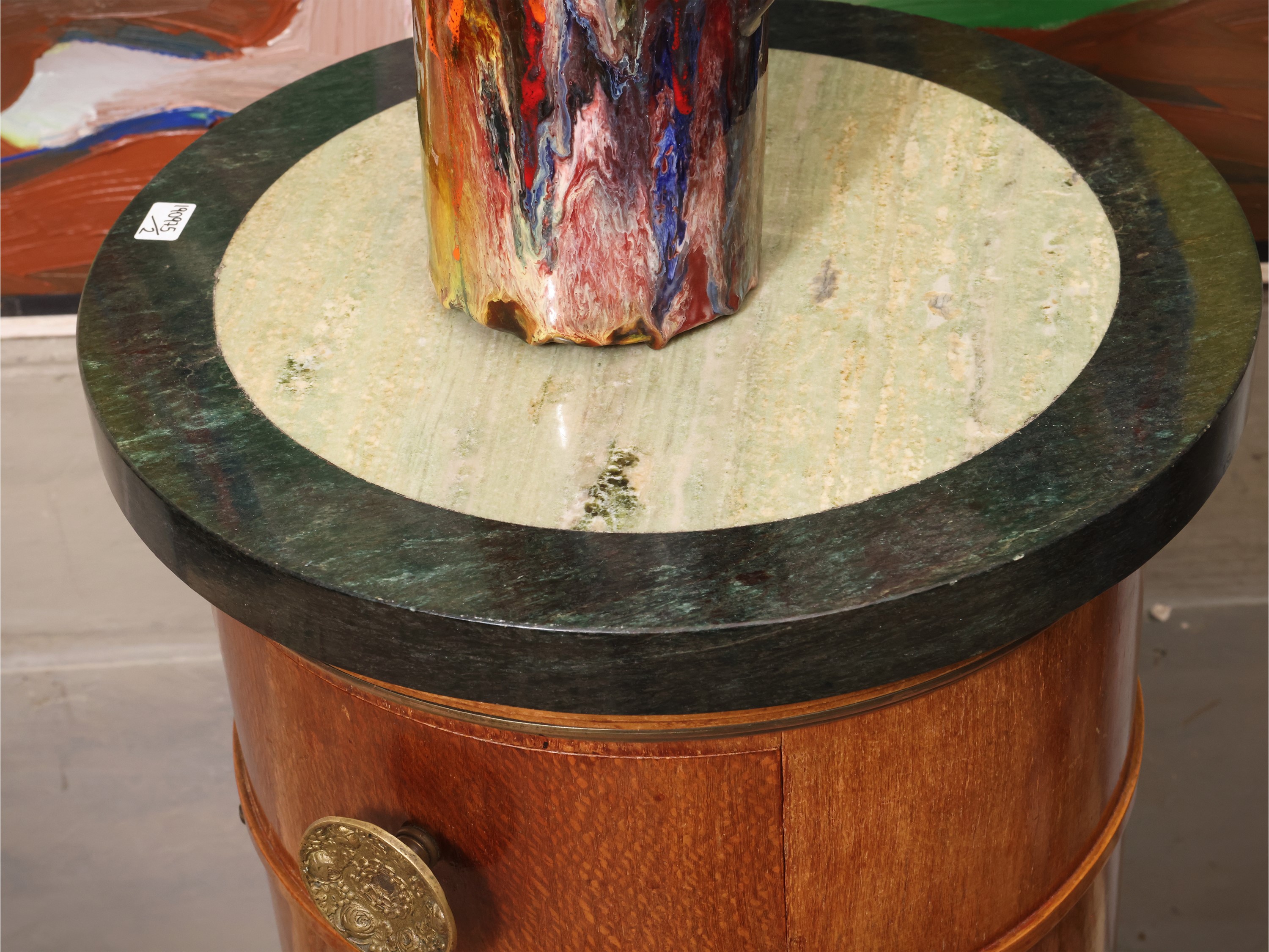Coppia di comodini a colonna in satinwood con piano in marmi, cassetto e sportello