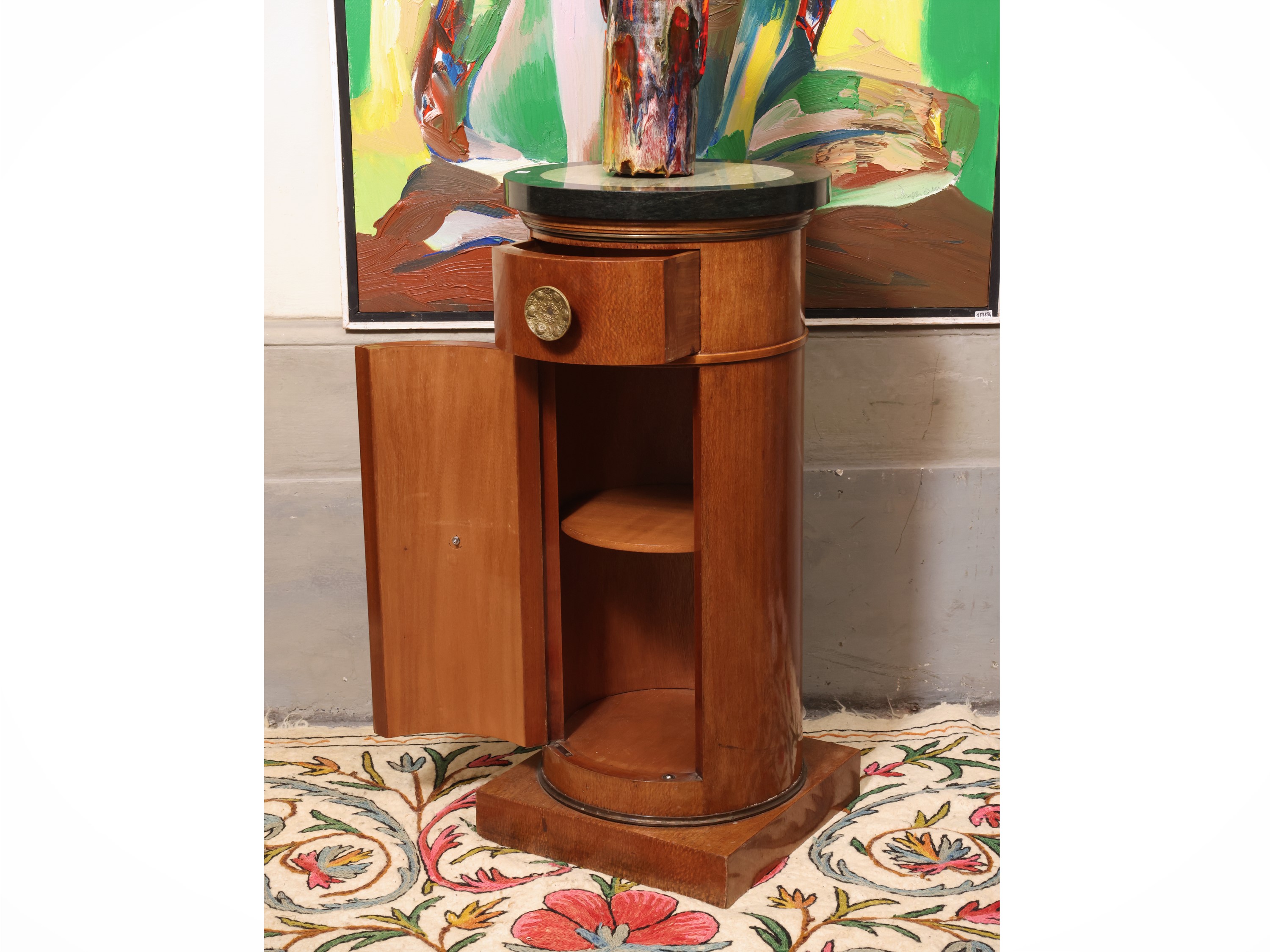 Coppia di comodini a colonna in satinwood con piano in marmi, cassetto e sportello