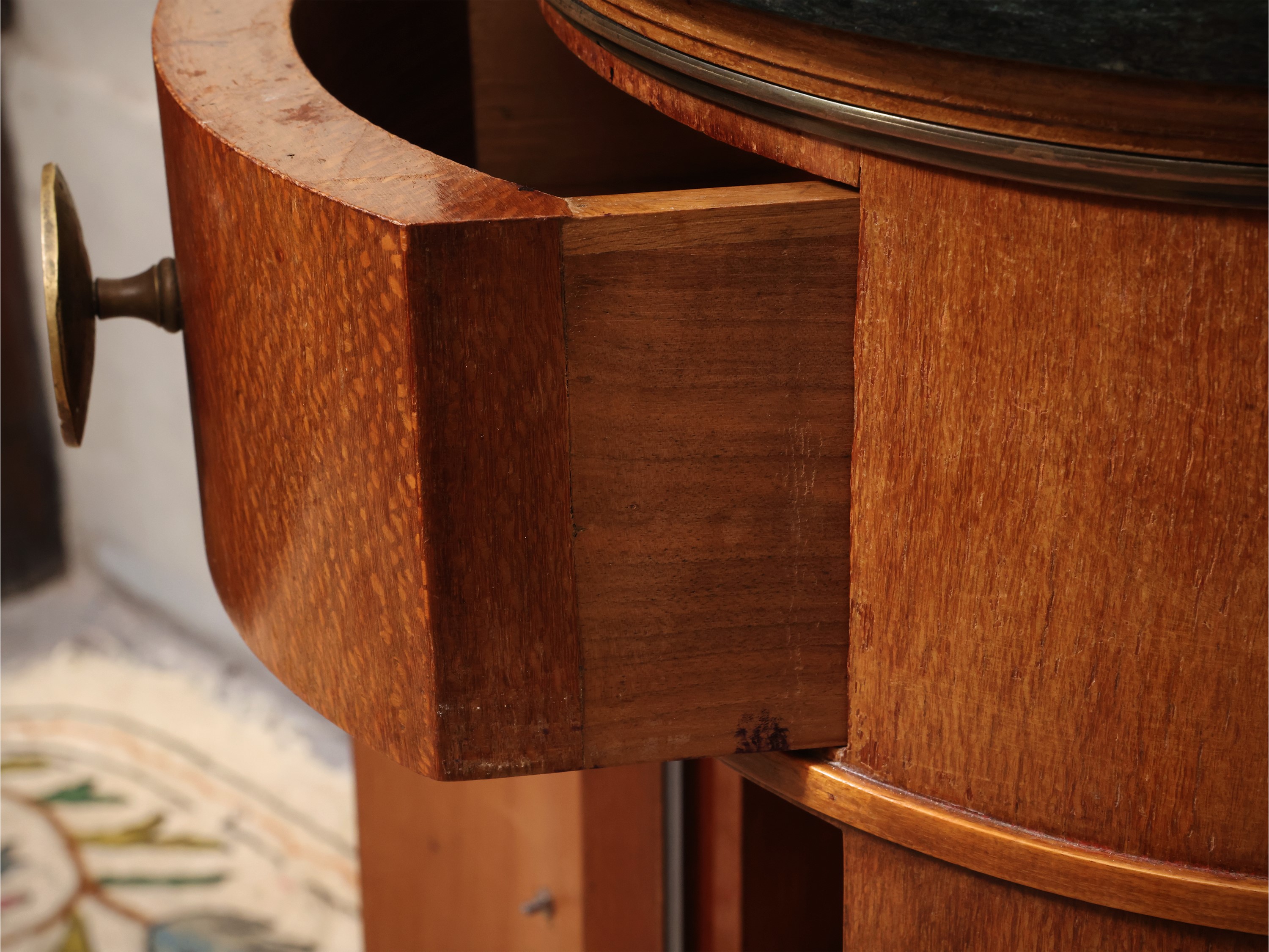 Coppia di comodini a colonna in satinwood con piano in marmi, cassetto e sportello