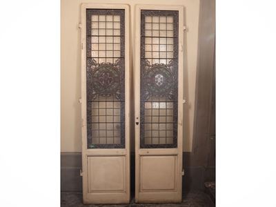 Porta con vetrate in vetro cattedrale, elementi con piombatura e rosone con stemma mediceo e gigl...