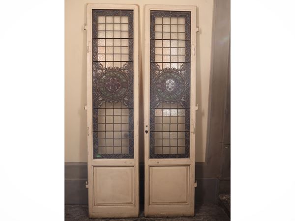 Door with cathedral glass doors