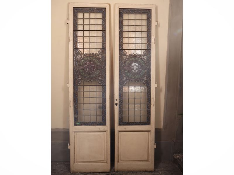 Porta con vetrate in vetro cattedrale, elementi con piombatura e rosone con stemma mediceo e gigl...