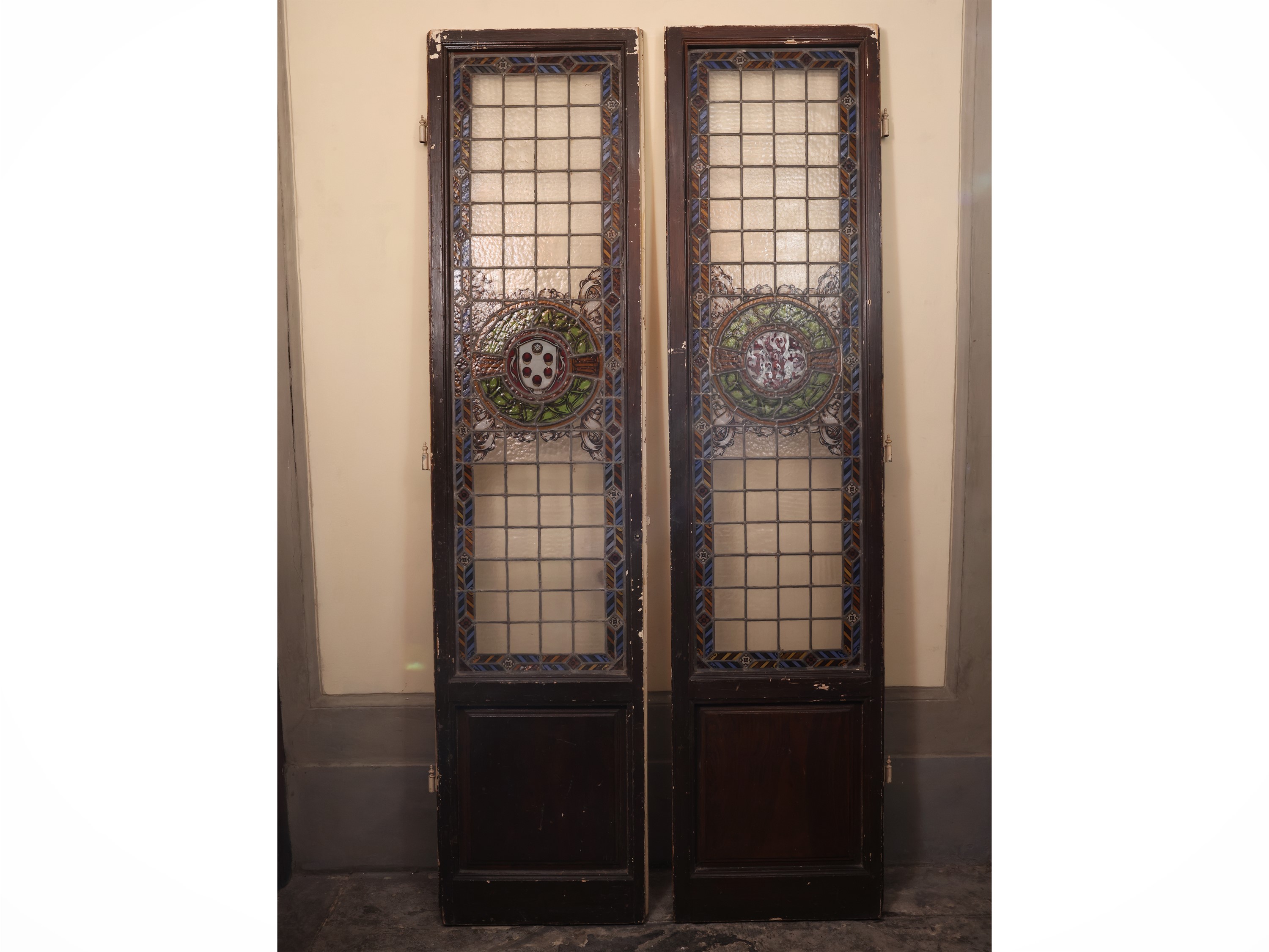 Porta con vetrate in vetro cattedrale, elementi con piombatura e rosone con stemma mediceo e gigl...