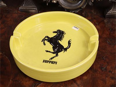 Ferrari, Grande posacenere in ceramica con cavallino centrale