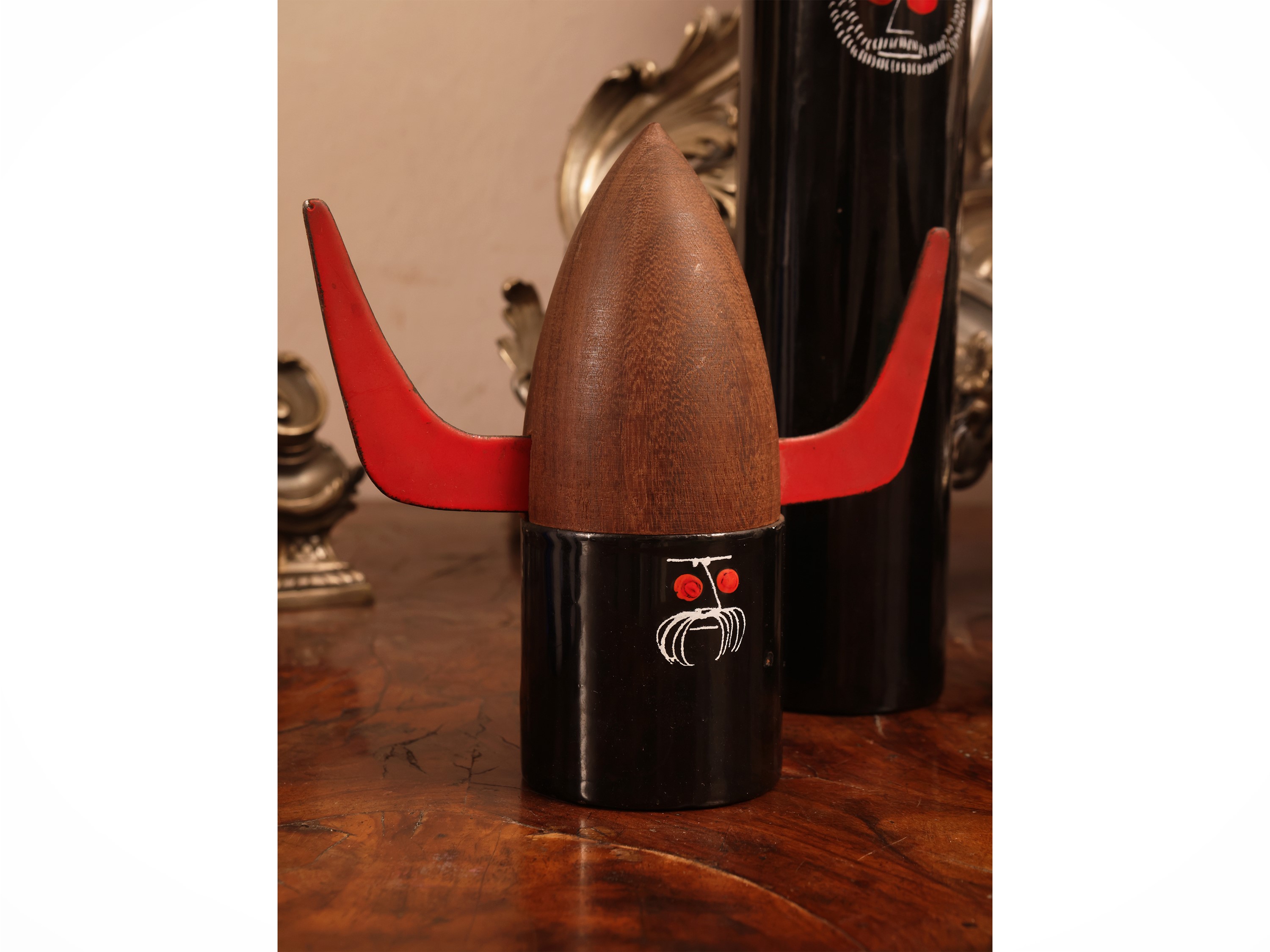 Siva Poggibonsi, Tre figure contenitore in metallo smaltato con tappi in legno raffiguranti vichi...