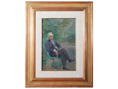 Ritratto di uomo seduto in un giardino