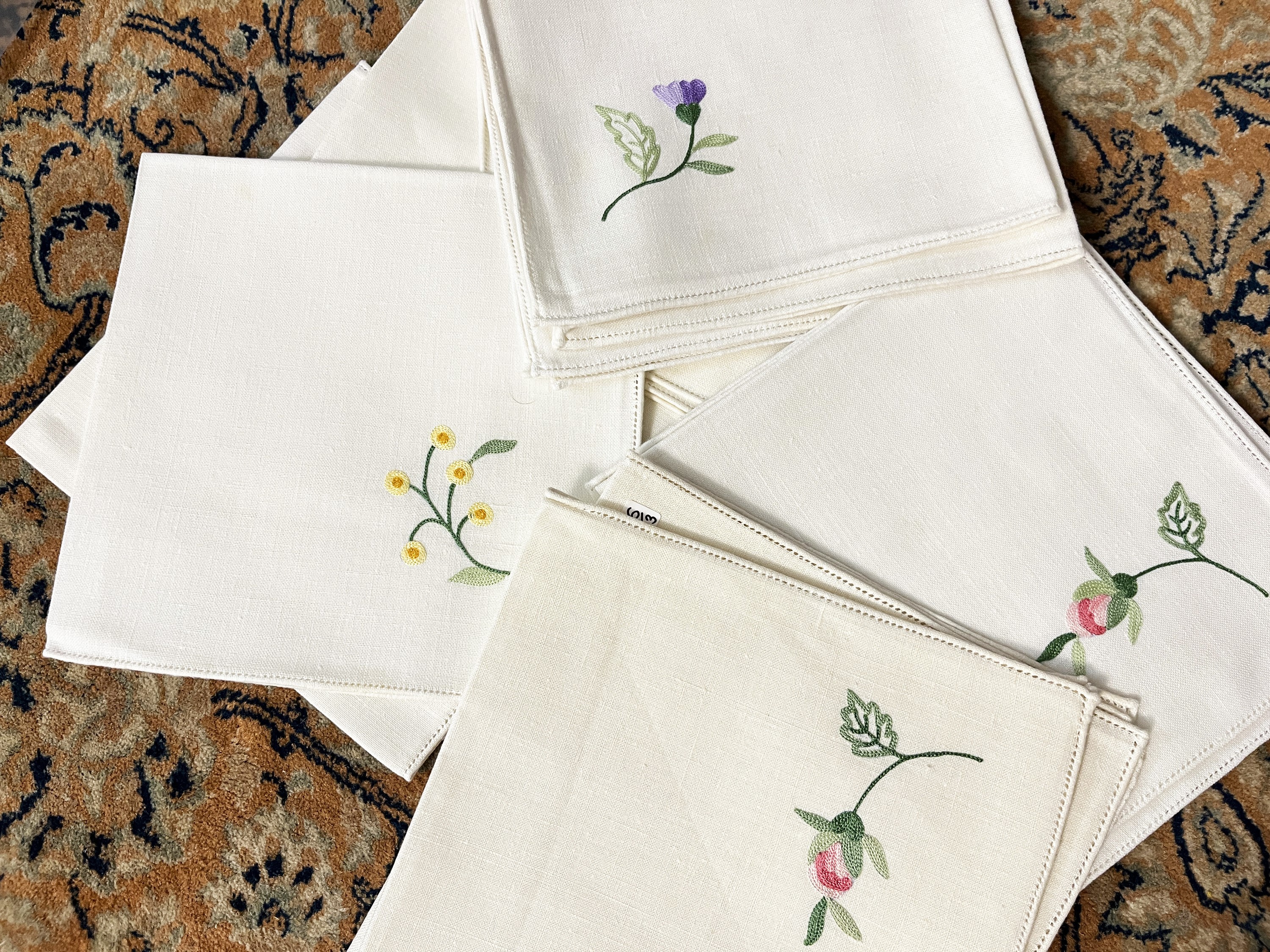 Tovaglia ricamata in lino bianco, punto pieno con fiori policromi e bordo a giorno
