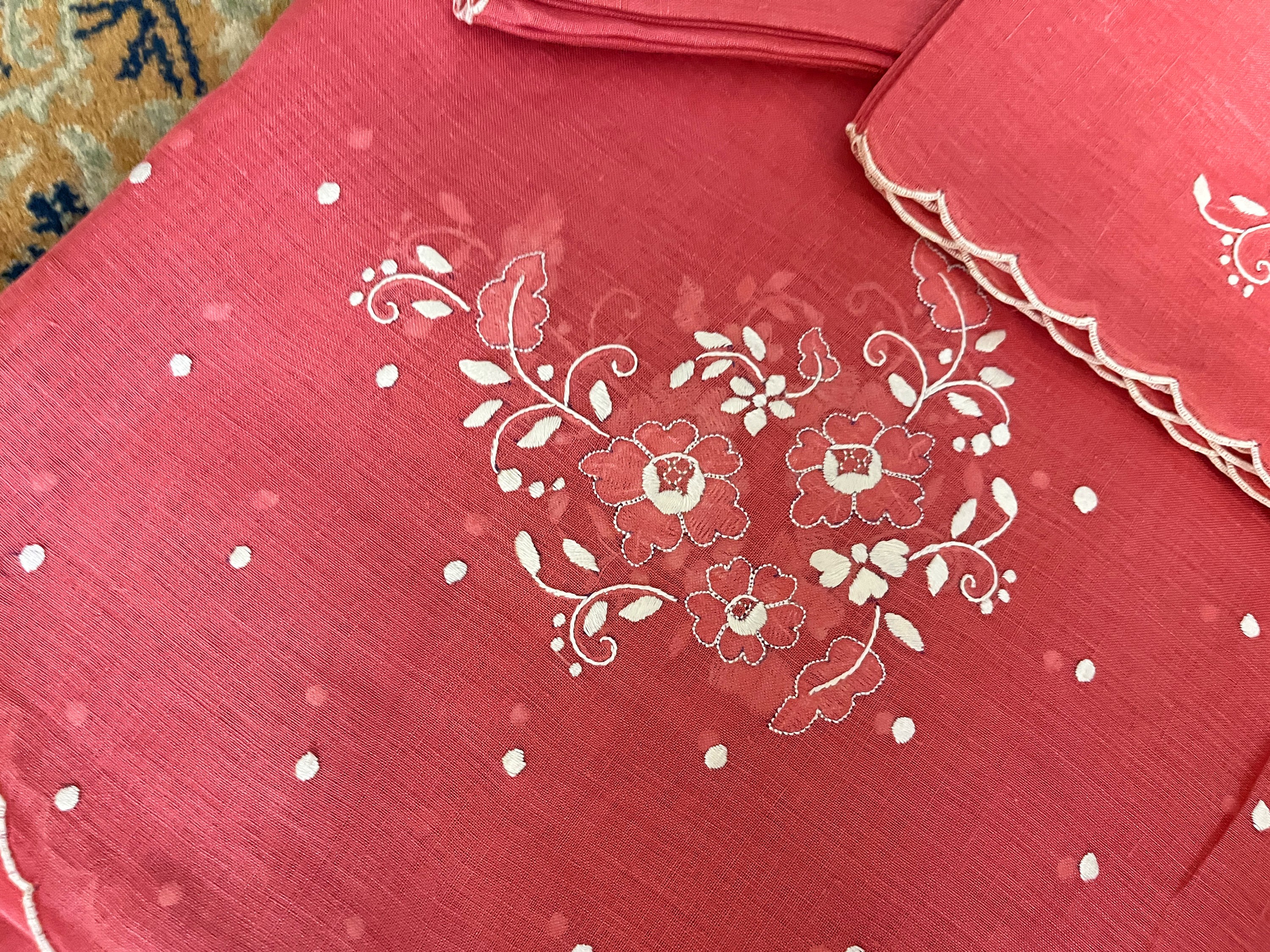 Tovaglia in bisso di lino color lampone, ricamo a punto pieno con fiori, con 12 tovaglioli