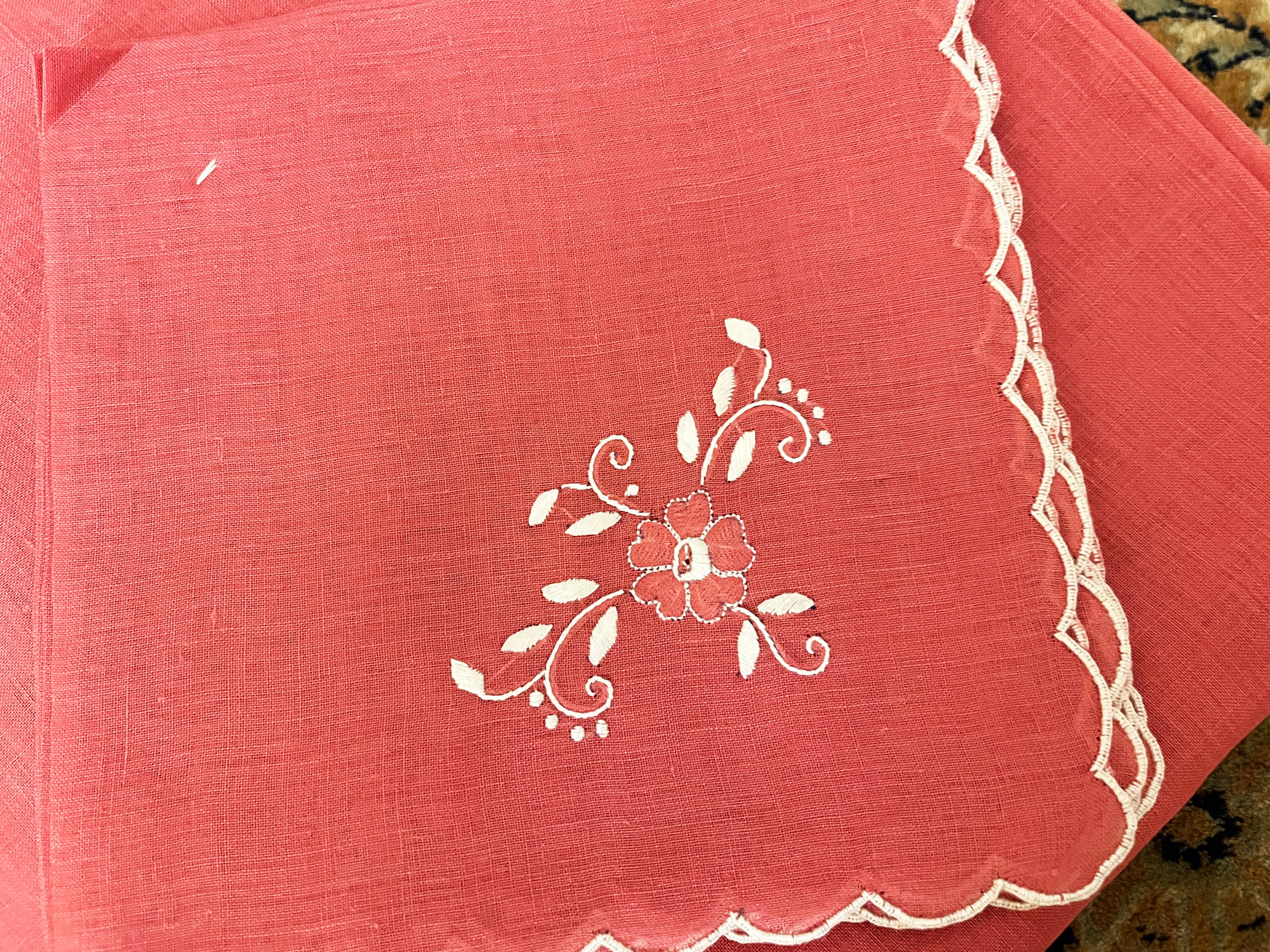 Tovaglia in bisso di lino color lampone, ricamo a punto pieno con fiori, con 12 tovaglioli