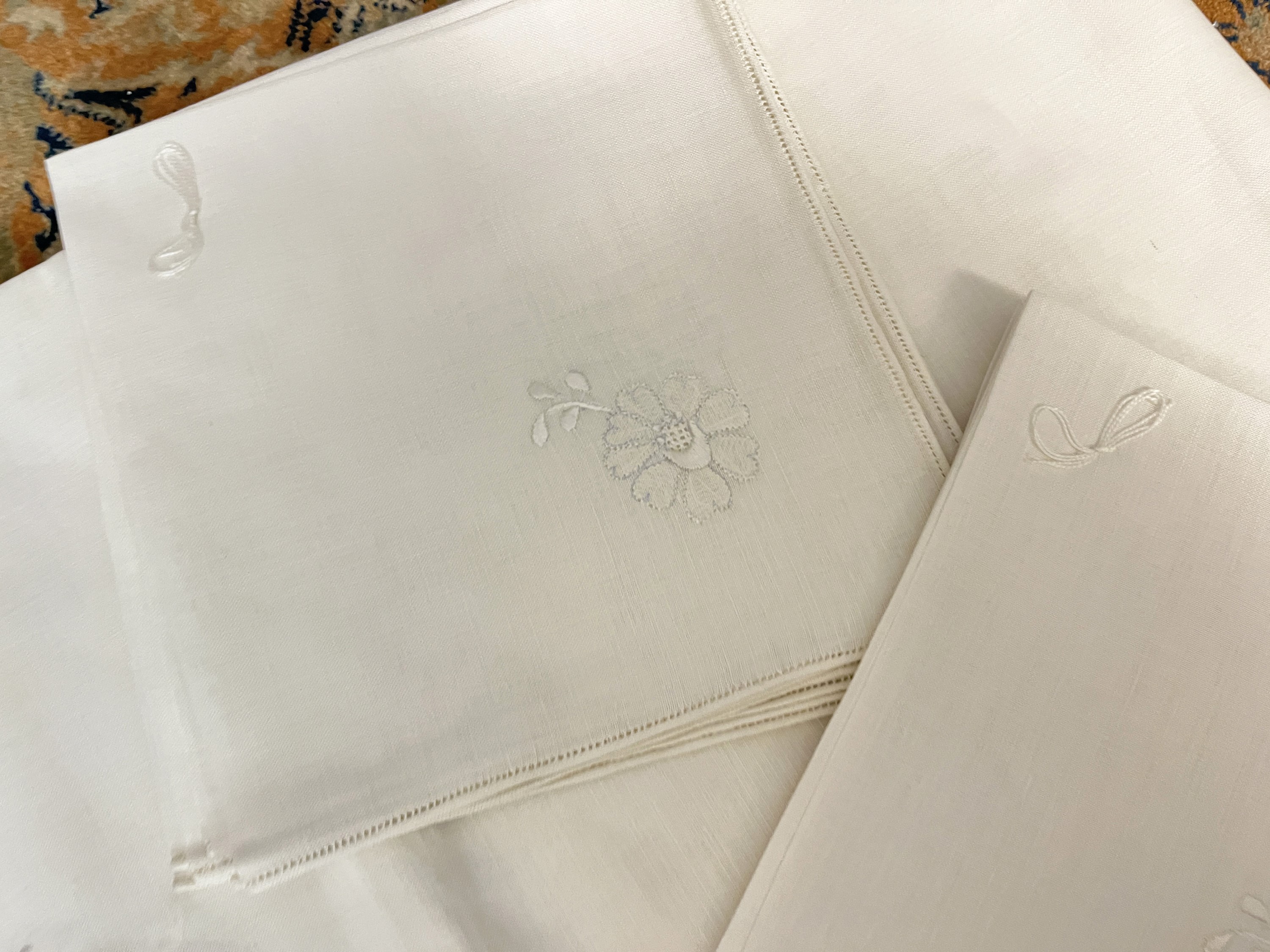 Tovaglia in bisso di lino bianco, ricamo a punto pieno con motivi floreali e a nastro, bordo a gi...