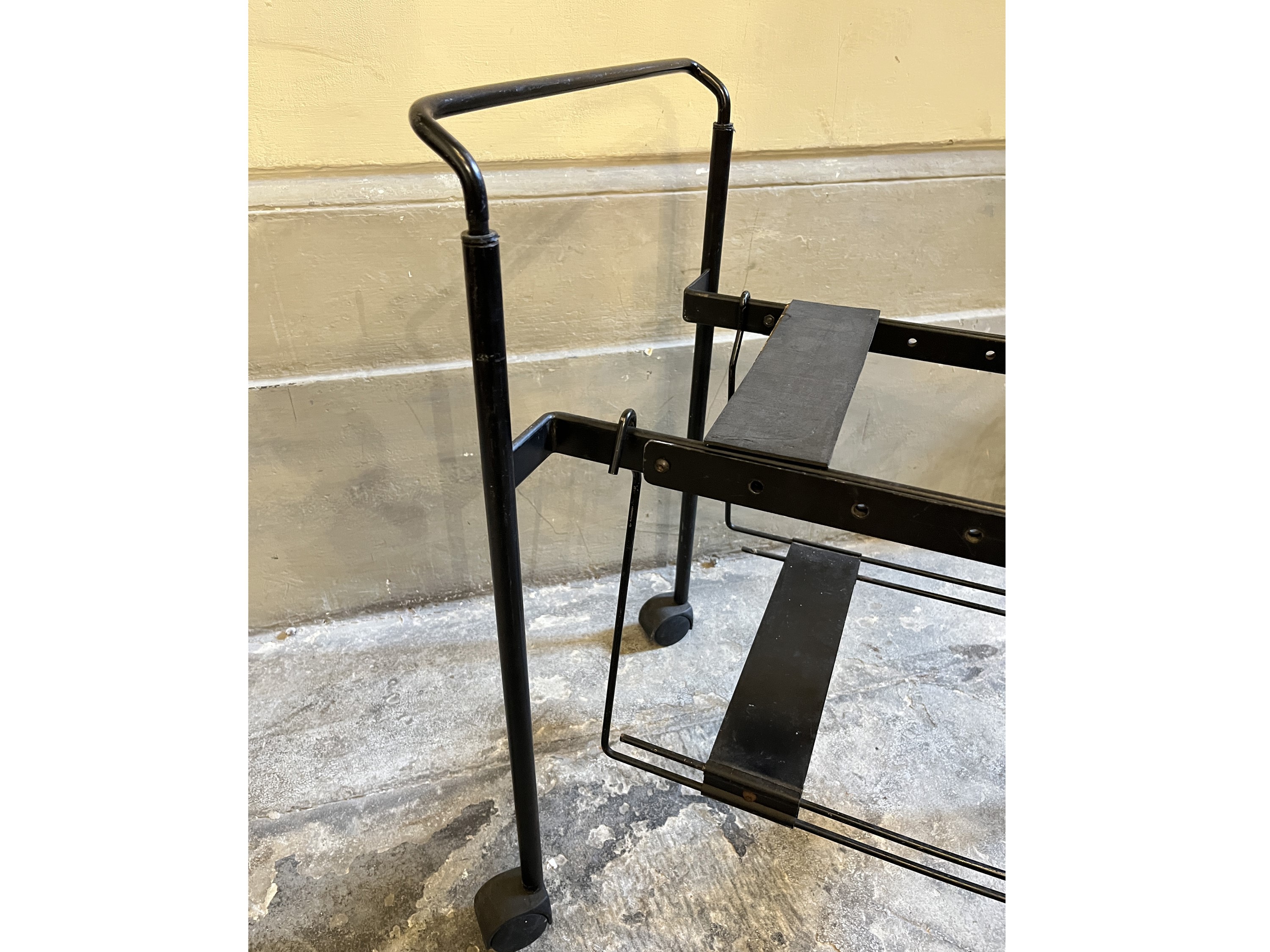 Zanotta, Carrello TV Telauda in metallo laccato nero con ruote