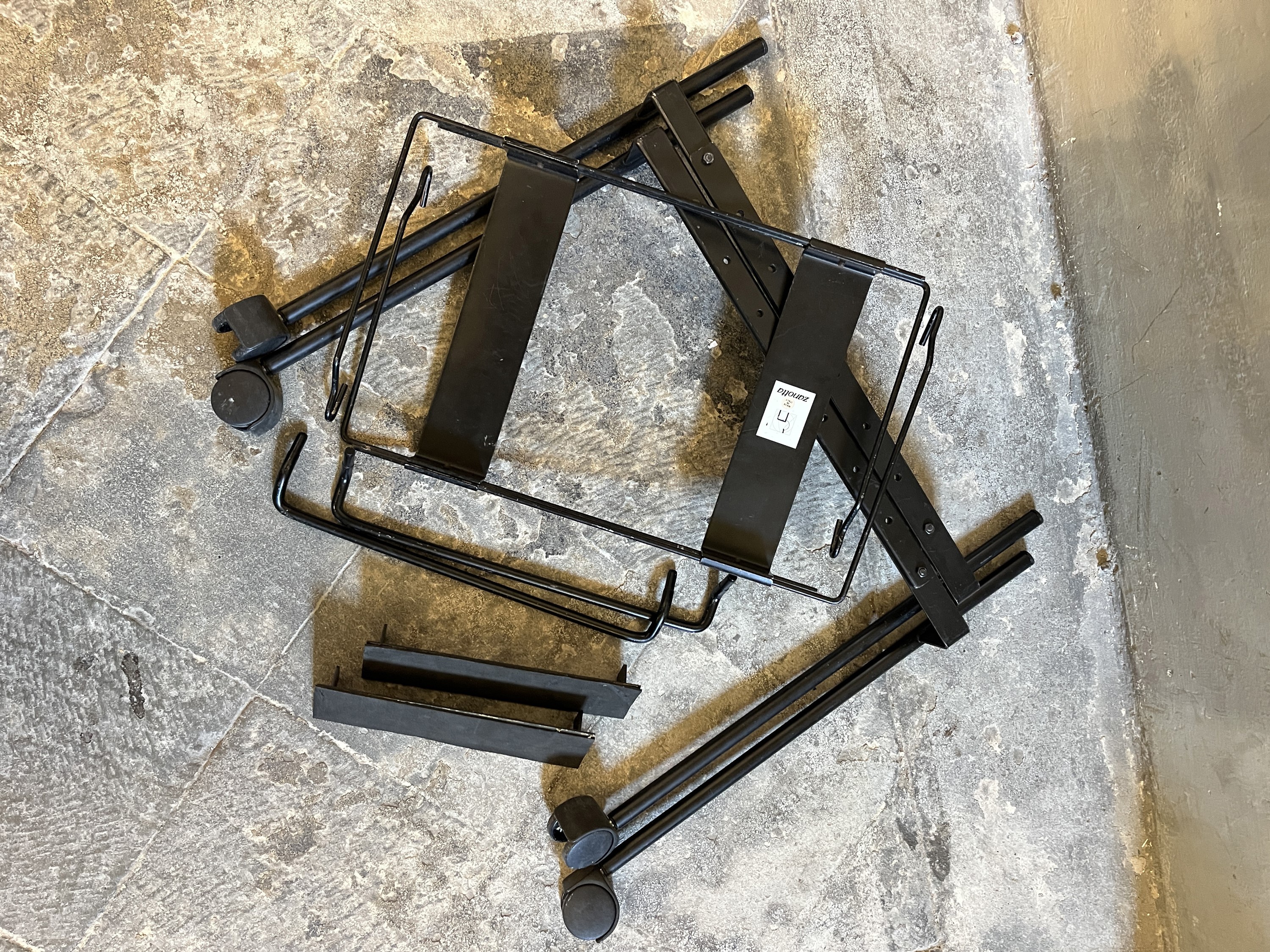 Zanotta, Carrello TV Telauda in metallo laccato nero con ruote