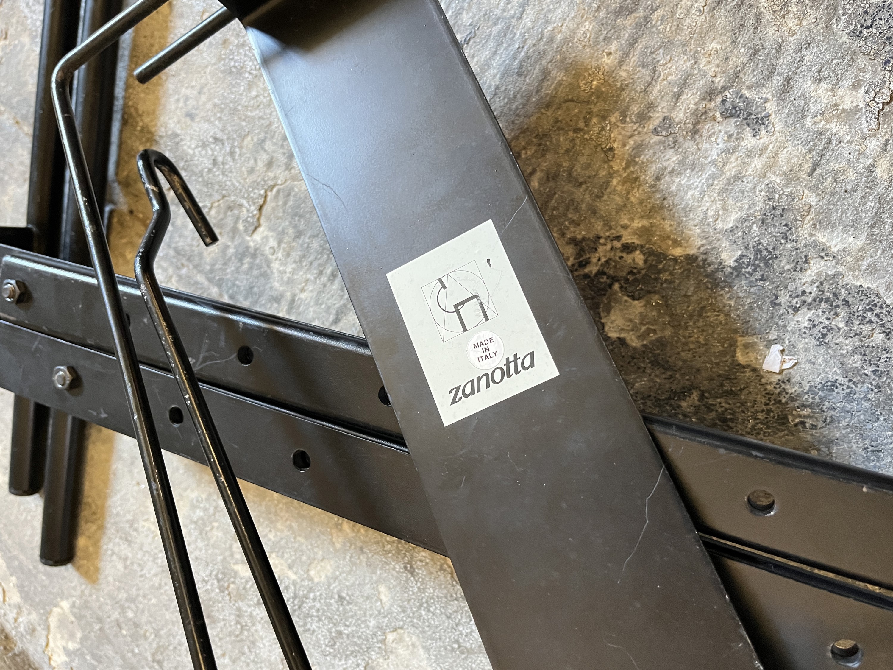 Zanotta, Carrello TV Telauda in metallo laccato nero con ruote