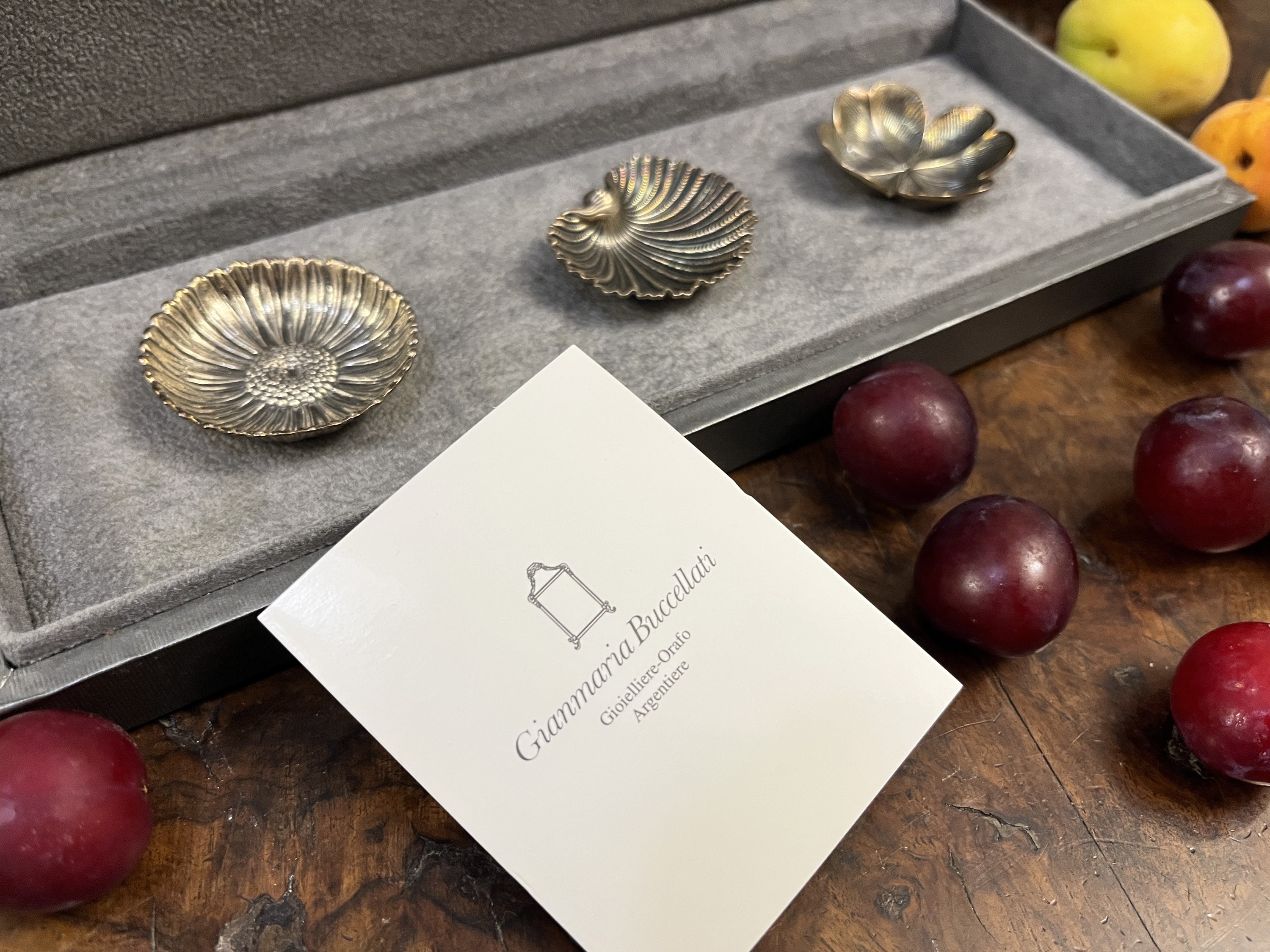 Buccellati (attrib.), Serie di tre segnaposto in argento 925, forme a foglie