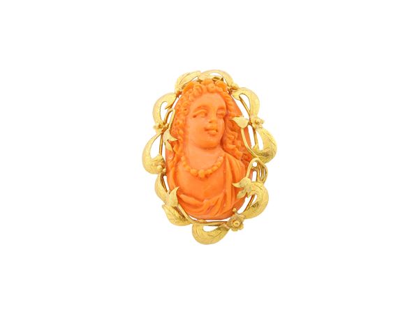 Spilla pendente in oro giallo 18kt e corallo  - Asta Gioielli e Orologi - Maison Bibelot - Casa d'Aste Firenze - Milano