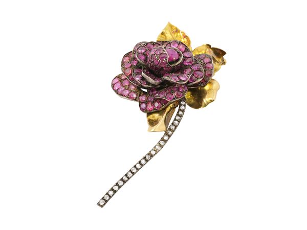 Spilla in oro giallo 18Kt, argento, rubini e rose di diamante  - Asta Gioielli e Orologi - Maison Bibelot - Casa d'Aste Firenze - Milano