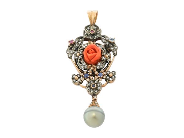 Pendente in oro 9Kt, argento, piccole rose di diamante, corallo, perla e rubini