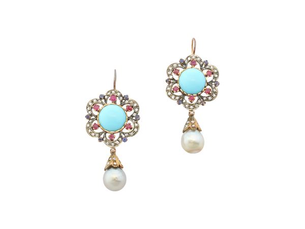 Pair of rubies, small diamond roses, turquoise paste and pearl earrings in pendant in 9K yellow gold  - Auction Jewels and Watches - Maison Bibelot - Casa d'Aste Firenze - Milano