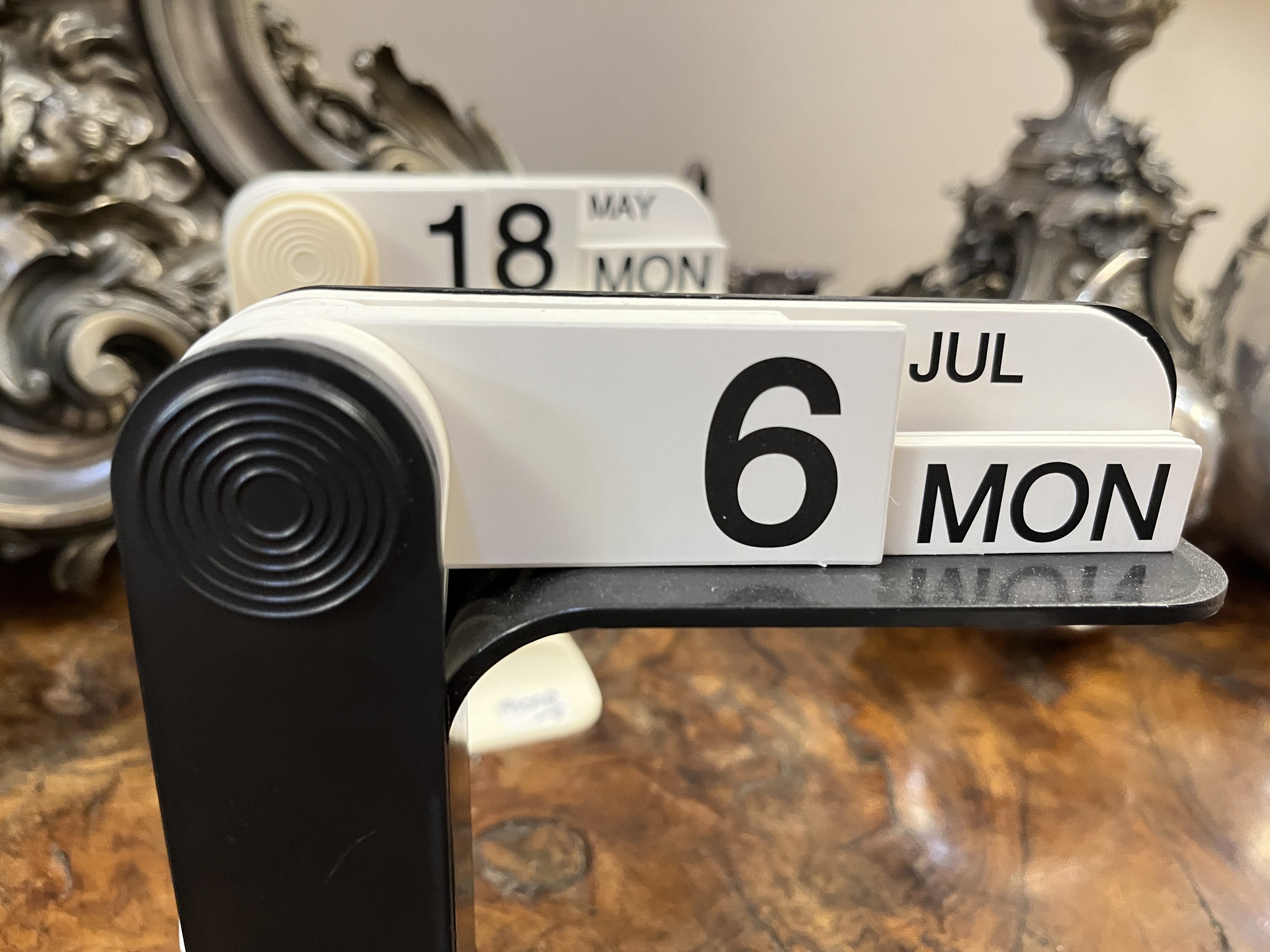 Due calendari perpetui da scrivania, stile Timur (Enzo Mari per Danese) in bianco e nero