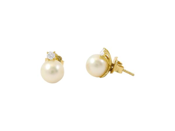 Paio di orecchini in oro giallo 18Kt, perle coltivate bianche e piccoli diamanti  - Asta Gioielli e Orologi - Maison Bibelot - Casa d'Aste Firenze - Milano