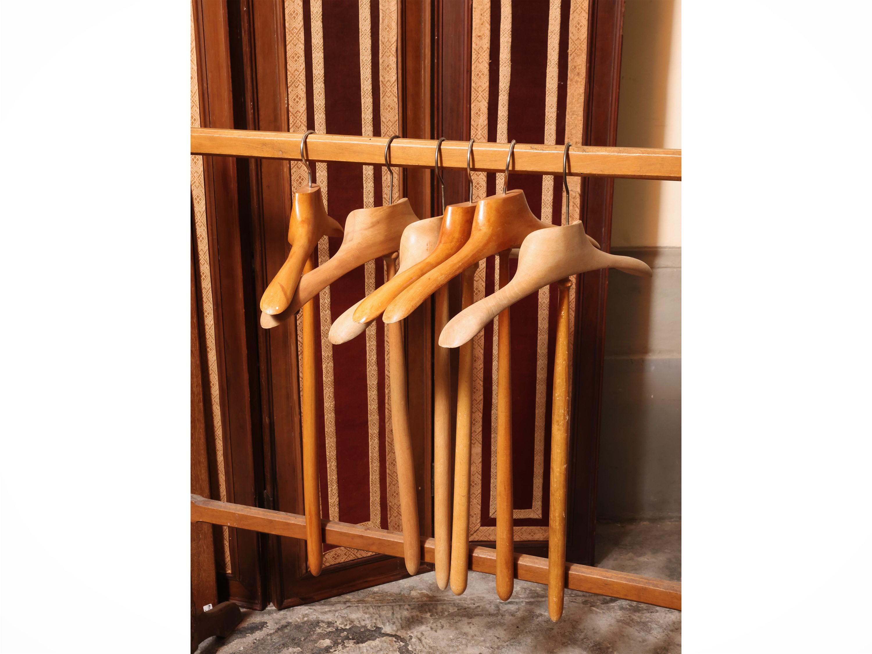 Complementi di arredo per boudoir, paravento con ante rivestite in velluto, specchio Liberty e ac...