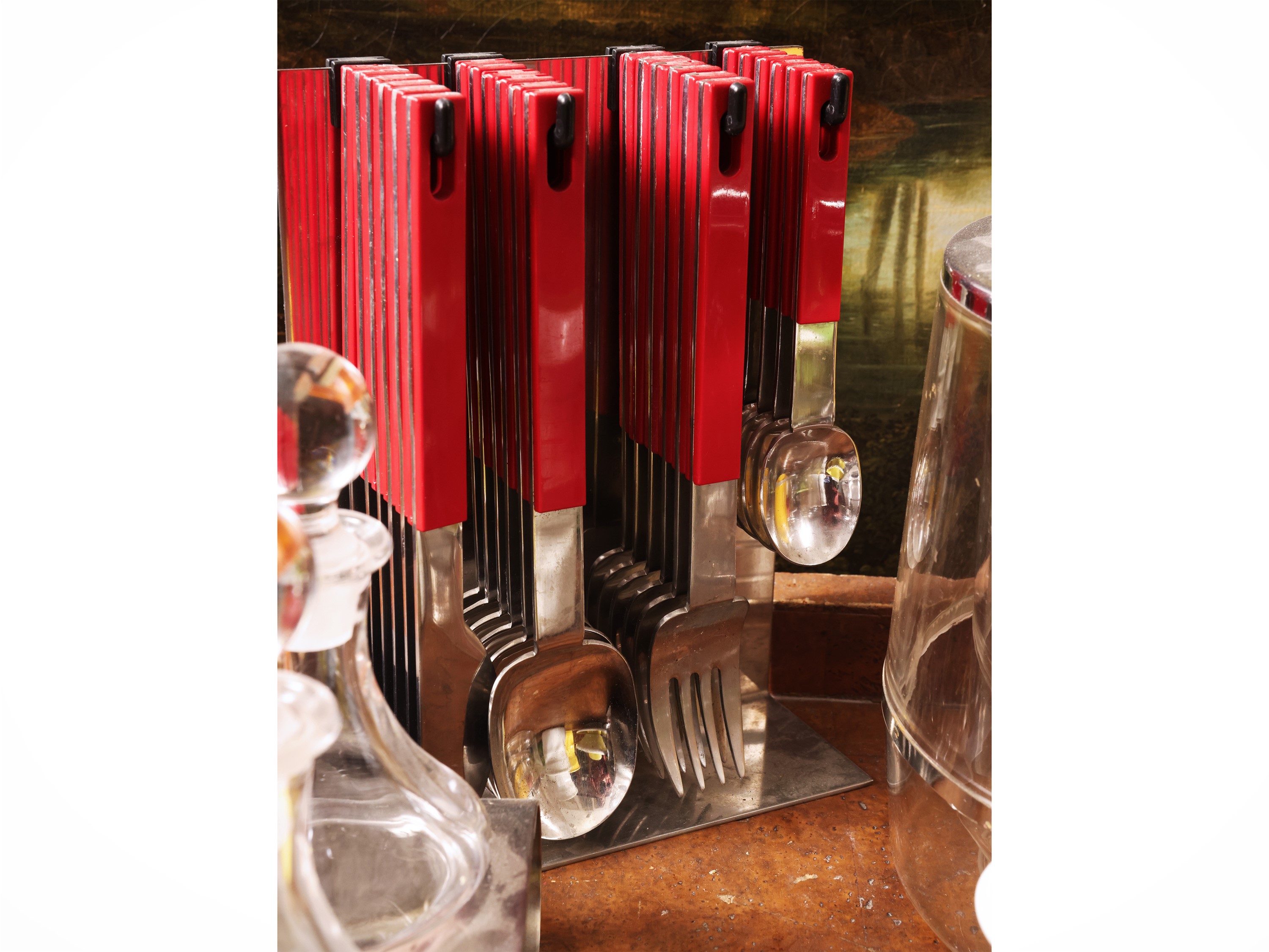 Assortimento di accessori per la tavola e la cucina, tra cui termoss in plastica gialla e posater...