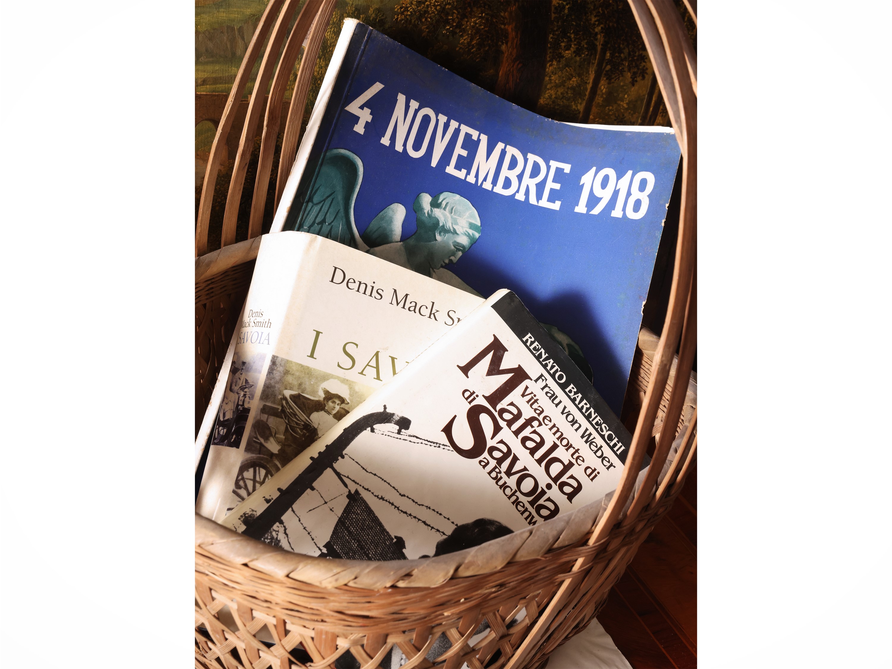 Curiosità di Casa Savoia, due bottiglie a busto di Umberto I e Margherita di Savoia con libri in ...