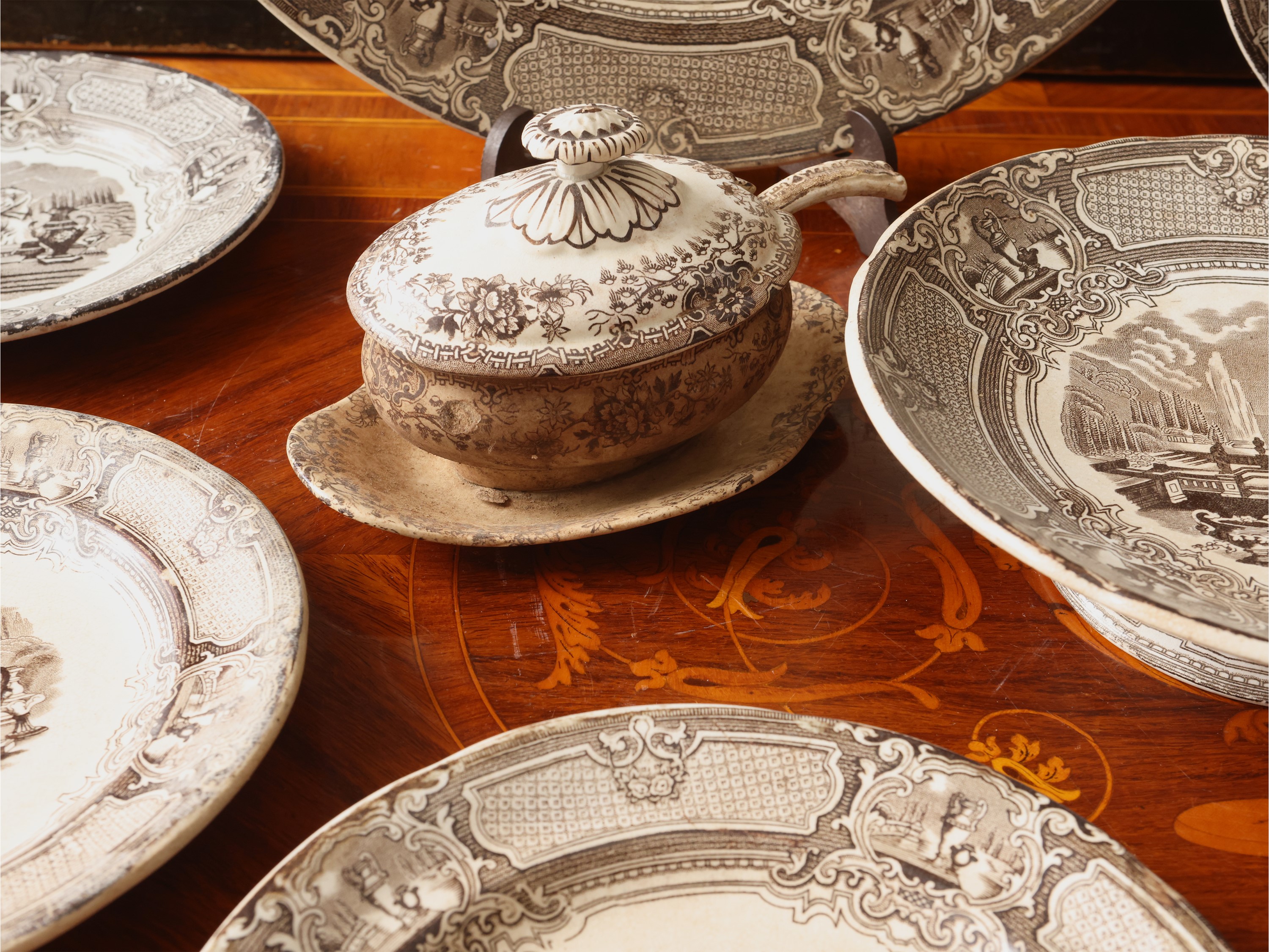 Edge Malking & Co, Servizio di piatti in terraglia inglese con decorazione monocroma marrone