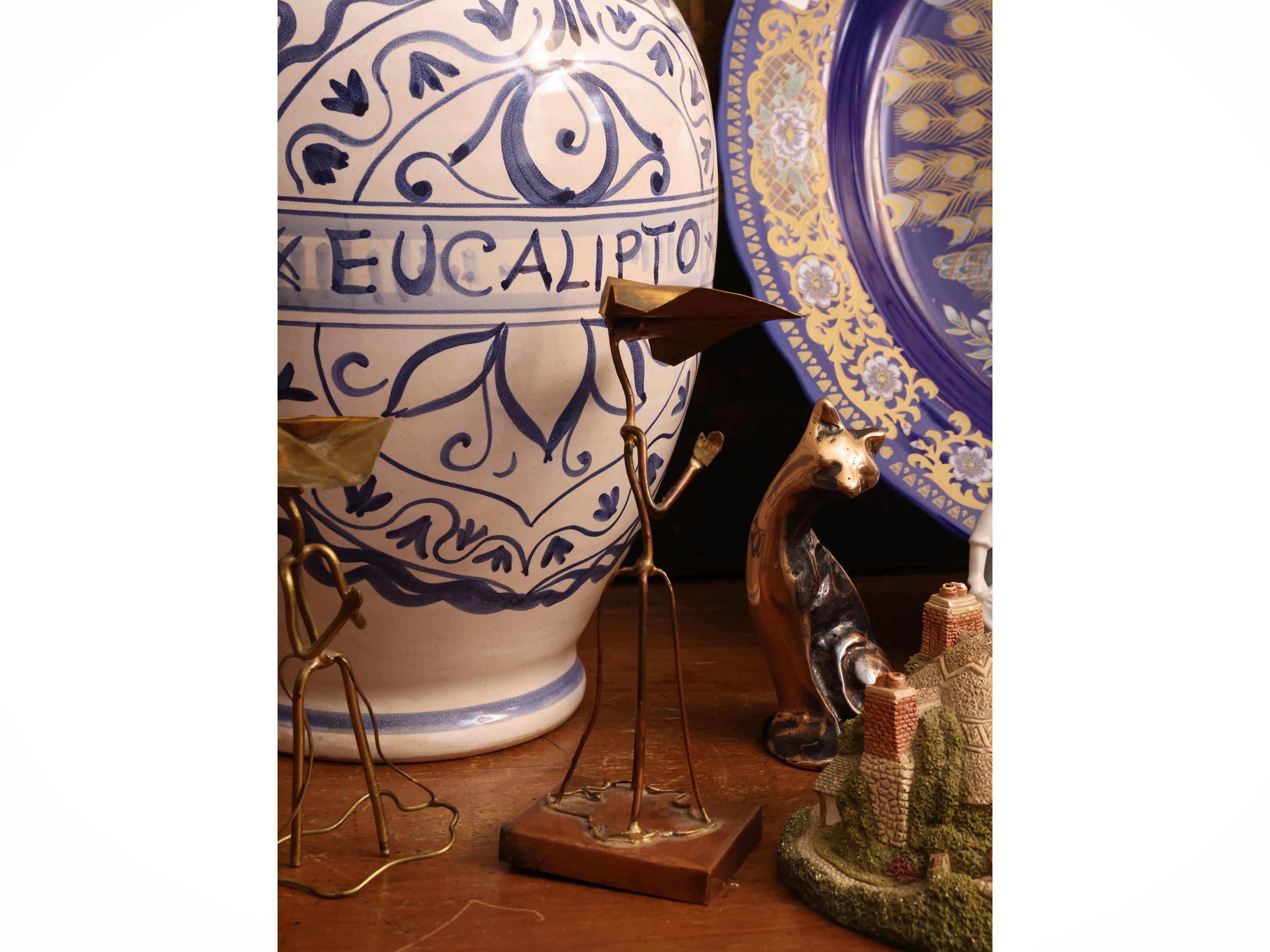 Miscellanea di curiosità, vaso da farmacia in maiolica di Deruta e specchiera in legno